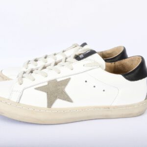 Witte sneakers met beige ster detail