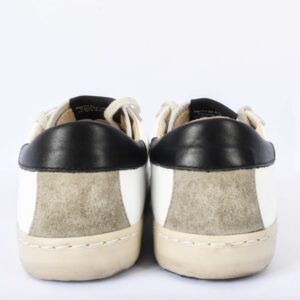 Achterkant tweekleurige sneakers met zwart leer