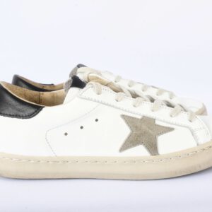 Witte sneakers met ster en zwarte hiel.