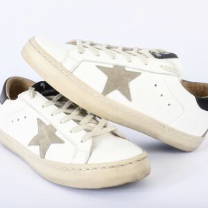 Witte sneakers met sterontwerp