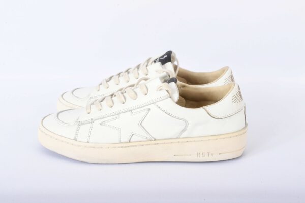 Witte sneakers met sterontwerp