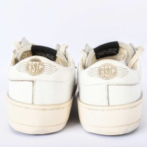 Achterkant van witte sneakers met RST-logo.