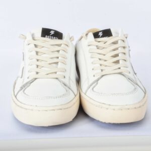 Witte sneakers met beige veters.