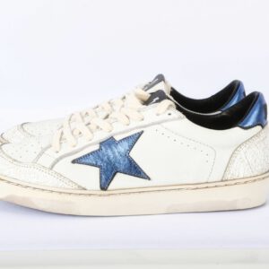Witte sneakers met blauwe ster.