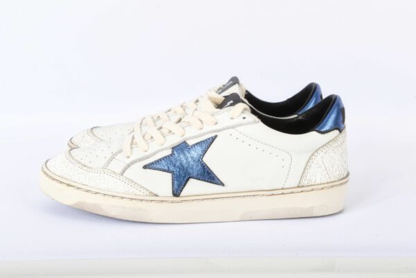 Witte sneakers met blauwe ster.
