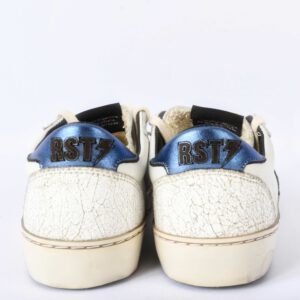 Witte sneakers met blauwe details en RST-logo.