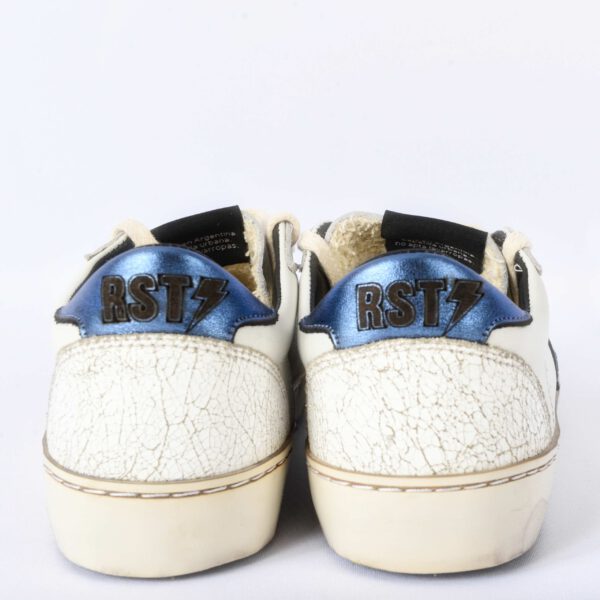 Witte sneakers met blauwe details en RST-logo.