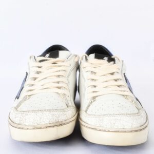 Witte sportschoenen met veters en zwarte details.