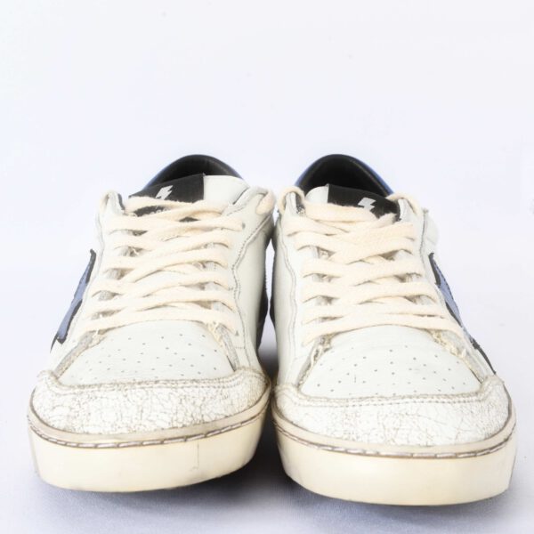 Witte sportschoenen met veters en zwarte details.