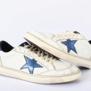 Witte sneakers met blauwe sterren