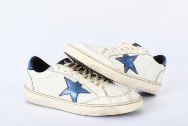Witte sneakers met blauwe sterren