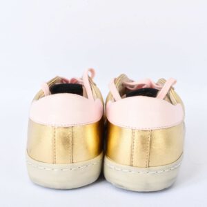Achterkant roze en gouden sneakers