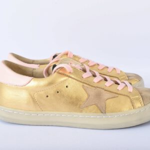 Gouden sneakers met roze veters en ster ontwerp