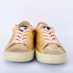 Gele schoenen met roze veters