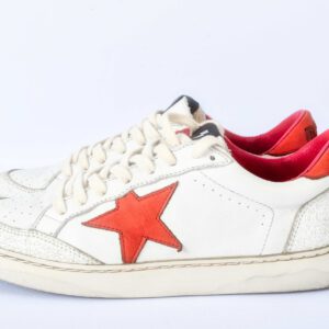Witte sneakers met rode ster aan de zijkant