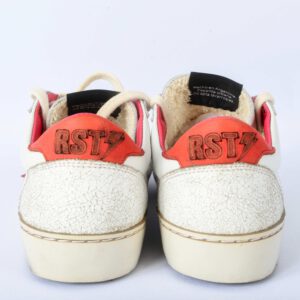 Gebruikte sneakers met RST-logo, achterkant zichtbaar.