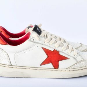 Witte sneakers met rode ster decoratie