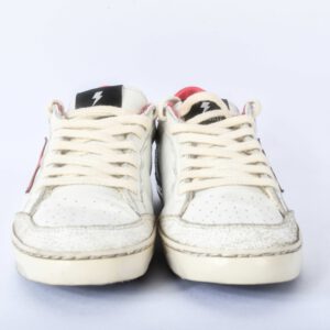 Witte sneakers met zwarte en rode accenten.