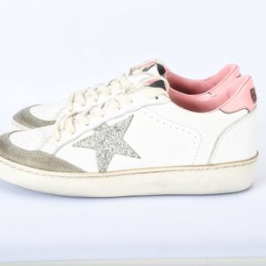Witte sneakers met glinsterende sterren.