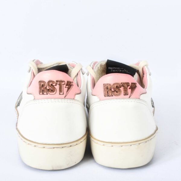 Achterkant witte sneakers met roze hiel
