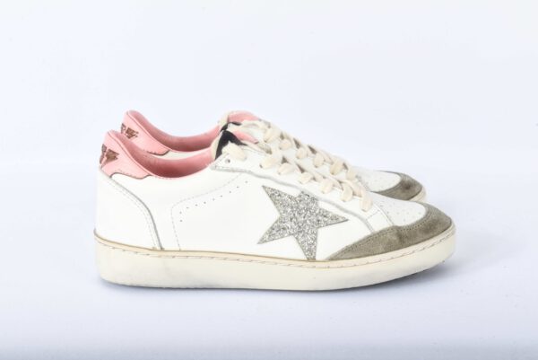 Witte sneakers met glitterster en roze details