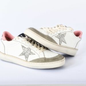 Witte sneakers met glitter ster en roze hak