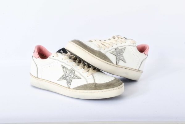 Witte sneakers met glitter ster en roze hak