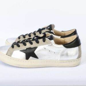Zilveren sneakers met zwarte ster en veters.