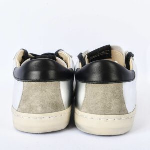 Achterkant van grijze en zwarte sneakers