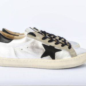 Zilveren sneakers met zwarte ster en veters