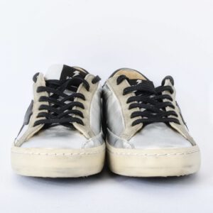 Zilveren sneakers met zwarte veters