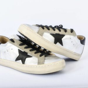 Witte sneakers met zwarte ster