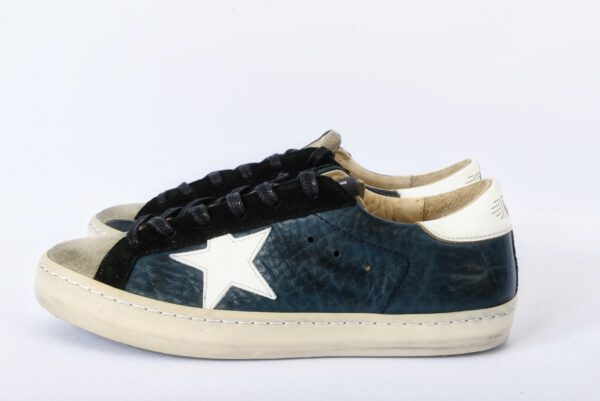 Blauw-witte sneakers met sterontwerp.