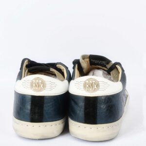 Achteraanzicht blauwe schoenen met logo RST.