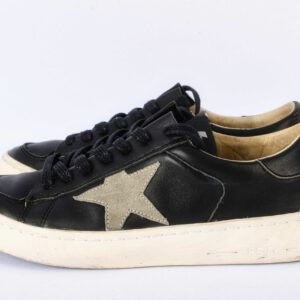 Zwarte sneakers met ster en witte zolen