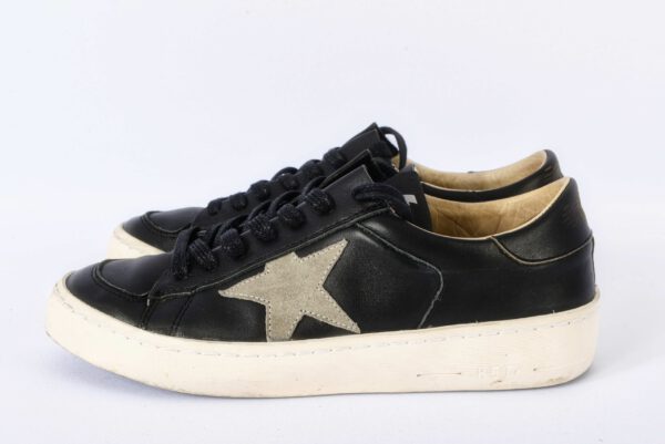 Zwarte sneakers met ster en witte zolen