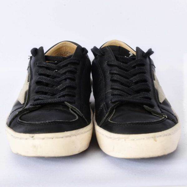 Zwarte sneakers met witte zolen