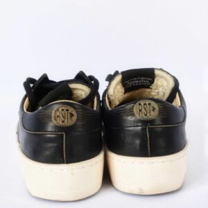 Zwarte leren schoenen van achteren