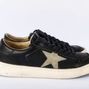 Zwarte sneakers met sterdecoratie.