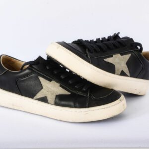 Zwarte sneakers met witte ster.