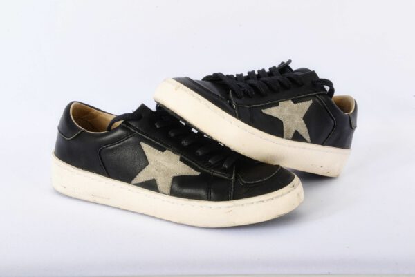 Zwarte sneakers met witte ster.