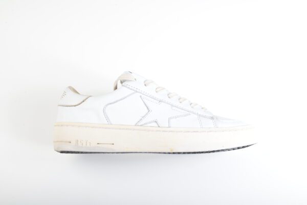 Witte sneaker met sterontwerp