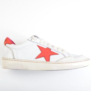 Witte sneaker met rode ster