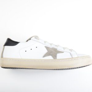 Witte sneaker met grijze ster en zwart hielstuk