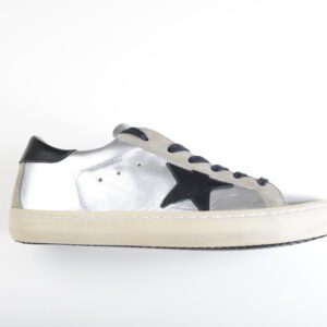 Zilveren sneaker met zwarte ster en zool