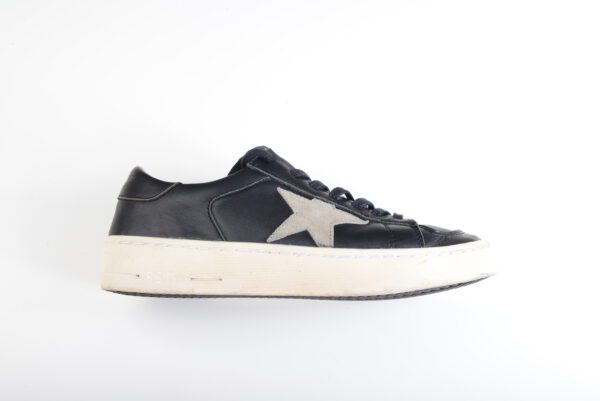 Zwarte sneaker met witte ster en dikke zool